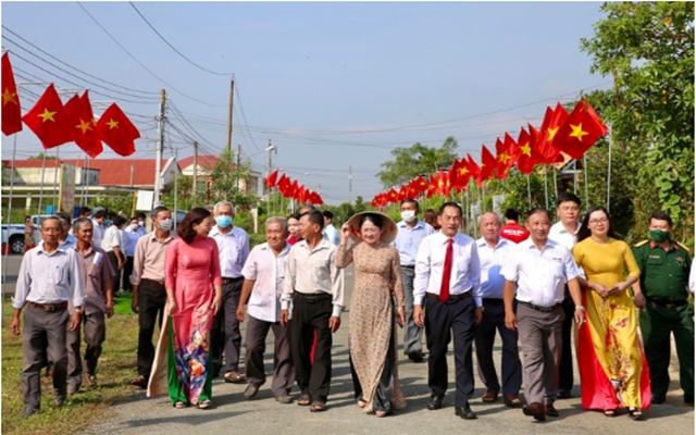 L&amp;atilde;nh đạo v&amp;agrave; người d&amp;acirc;n đi tr&amp;ecirc;n đường cờ tổ quốc