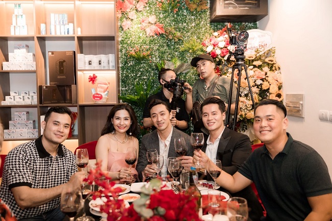 Diễn vi&amp;ecirc;n Trương Ho&amp;agrave;ng v&amp;agrave; ca sĩ Lưu Kỳ Hương c&amp;ugrave;ng c&amp;aacute;c nam thần giao lưu