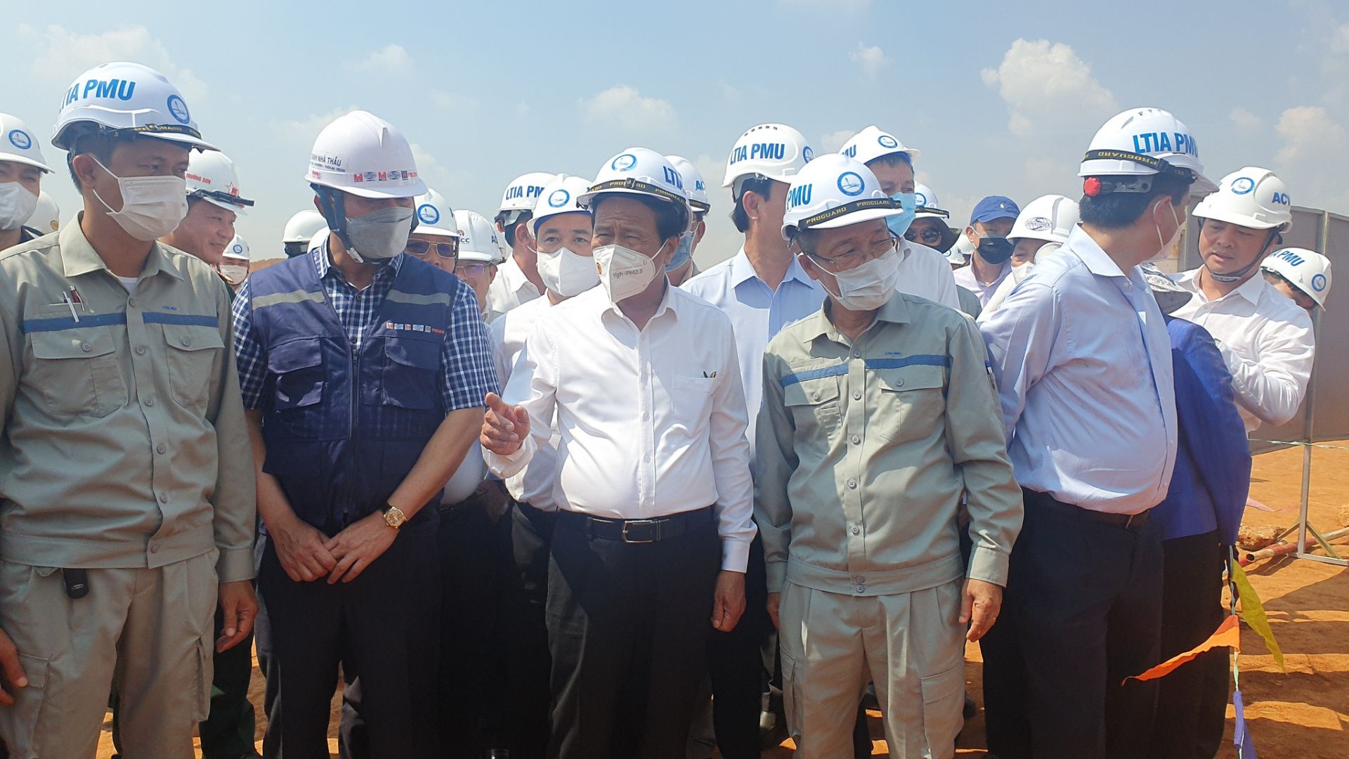 Ph&amp;oacute; thủ tướng L&amp;ecirc; Văn Th&amp;agrave;nh (mang &amp;aacute;o trắng đứng giữa) tại c&amp;ocirc;ng trường dự &amp;aacute;n s&amp;acirc;n bay Long Th&amp;agrave;nh