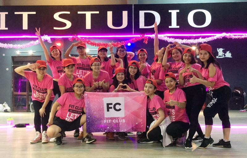 Các thành vi&amp;ecirc;n c&amp;acirc;u lạc bộ zumba t&amp;acirc;̣p luy&amp;ecirc;̣n
