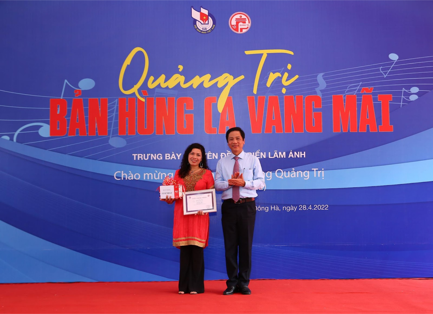 &amp;Ocirc;ng Ho&amp;agrave;ng Nam &amp;ndash; Tỉnh ủy vi&amp;ecirc;n, Ph&amp;oacute; Chủ tịch UBND tỉnh Quảng Trị trao giải cho t&amp;aacute;c giả đoạt giải Nhất