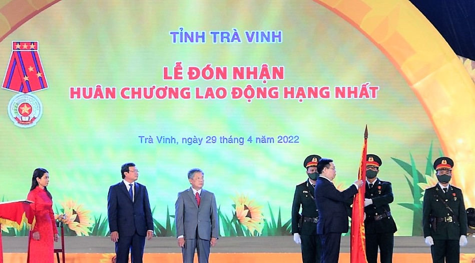 Chủ tịch Quốc hội Vương Đ&amp;igrave;nh Huệ trao Hu&amp;acirc;n chương Lao động hạng Nhất cho tỉnh Tr&amp;agrave; Vinh