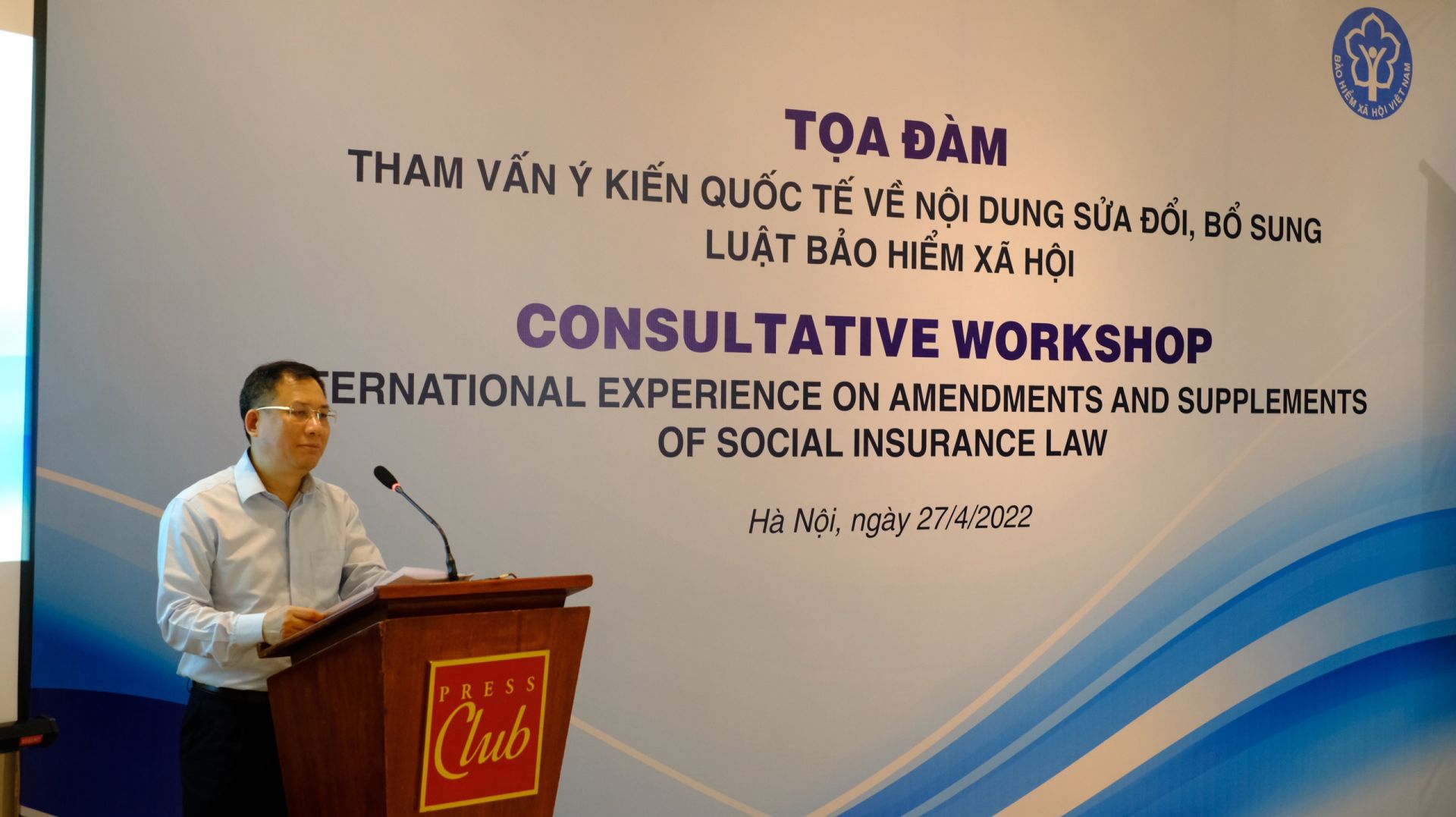 Ph&amp;oacute; Tổng Gi&amp;aacute;m đốc BHXH Việt Nam L&amp;ecirc; H&amp;ugrave;ng Sơn ph&amp;aacute;t biểu tại Tọa đ&amp;agrave;m.