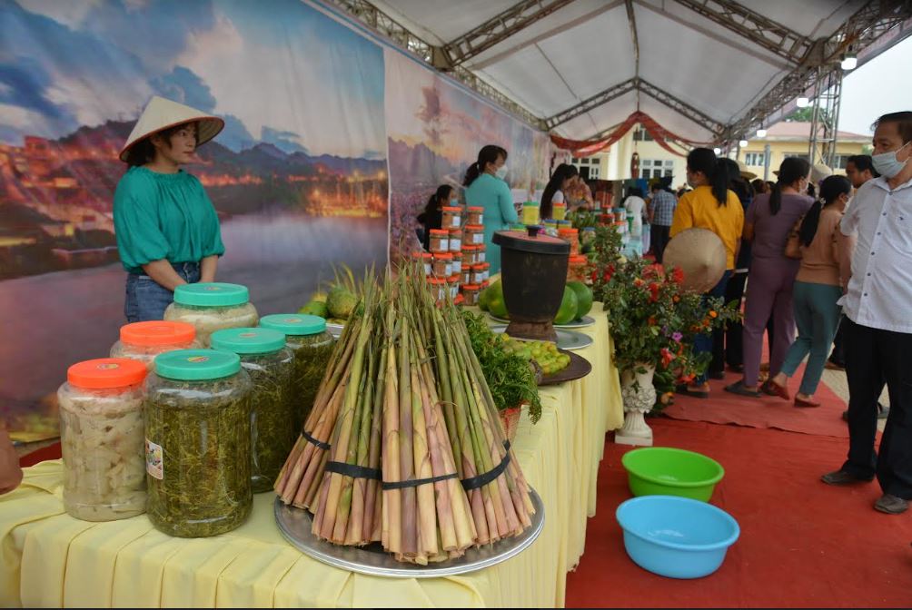 Măng đắng, rau sắn muối dưa, sản phẩm đặc trưng của xứ Mường được du kh&amp;aacute;ch ưa chuộng