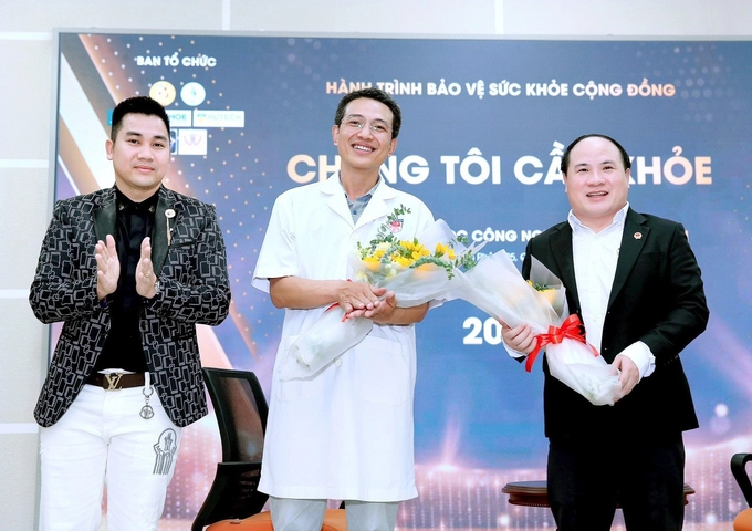 Nh&amp;agrave; b&amp;aacute;o Vũ Ngọc Th&amp;agrave;nh tặng hoa cho 2 diễn giả: BS. CKII L&amp;ecirc; Hồng H&amp;agrave; &amp;ndash; Ph&amp;oacute; Chủ tịch Hội đồng khoa học &amp;ndash; Viện Nghi&amp;ecirc;n cứu ph&amp;aacute;t triển v&amp;agrave; đ&amp;agrave;o tạo Y khoa Việt Nam v&amp;agrave; &amp;ocirc;ng Phạm Đ&amp;igrave;nh Vương - Gi&amp;aacute;m đốc Trung t&amp;acirc;m UNESCO Văn h&amp;oacute;a Th&amp;ocirc;ng tin Truyền th&amp;ocirc;ng, Trưởng Văn ph&amp;ograve;ng Đại diện ph&amp;iacute;a Nam Hội Gi&amp;aacute;o dục chăm s&amp;oacute;c sức khỏe cộng đồng Việt Nam