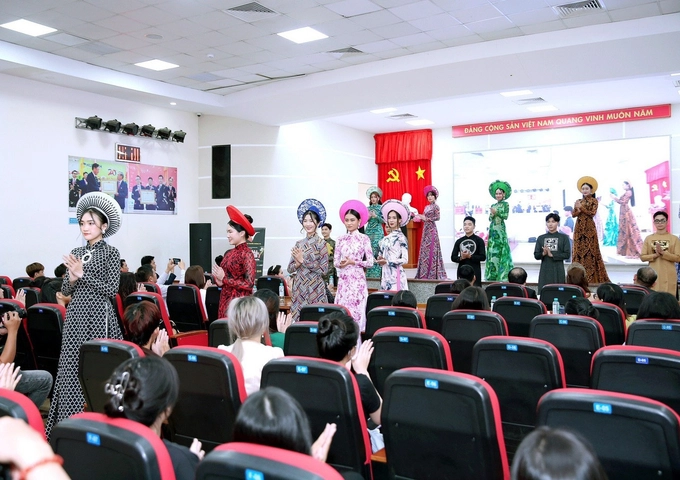 C&amp;aacute;c bạn sinh vi&amp;ecirc;n biểu diễn thời trang