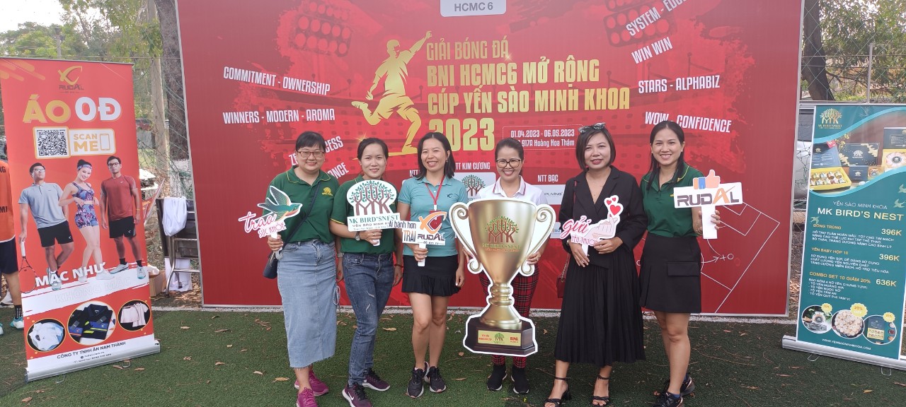 Ban tổ chức chụp h&amp;igrave;nh c&amp;ugrave;ng c&amp;aacute;c nh&amp;agrave; t&amp;agrave;i trợ
