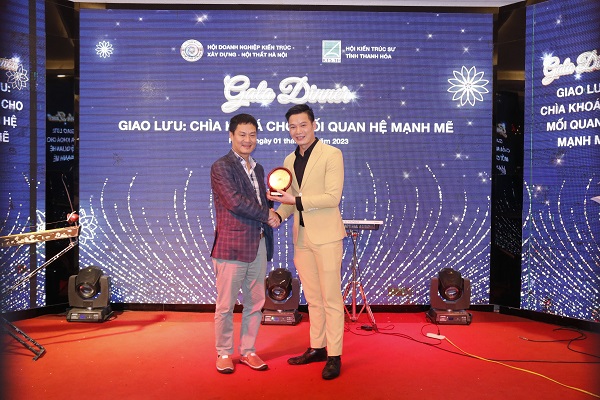 &amp;ocirc;ng L&amp;ecirc; Hồng Nguy&amp;ecirc;n &amp;ndash; Chủ tịch Hội Kiến tr&amp;uacute;c sư tỉnh Thanh H&amp;oacute;a trao tặng biểu tượng Trống đồng Đ&amp;ocirc;ng Sơn cho &amp;ocirc;ng B&amp;ugrave;i Gia Kh&amp;aacute;nh &amp;ndash; Chủ tịch ABI H&amp;agrave; Nội