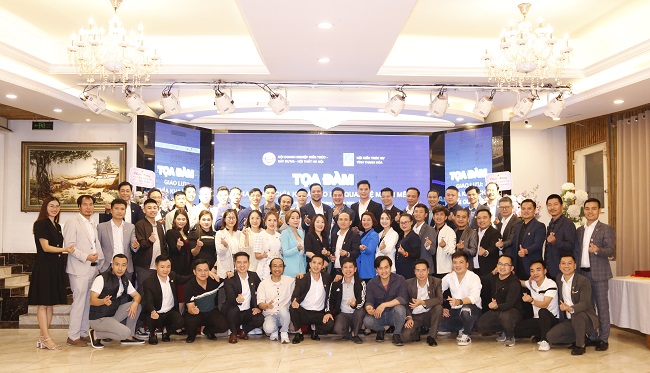 C&amp;aacute;c th&amp;agrave;nh vi&amp;ecirc;n ABI H&amp;agrave; Nội v&amp;agrave; KTS Thanh H&amp;oacute;a chụp ảnh lưu niệm