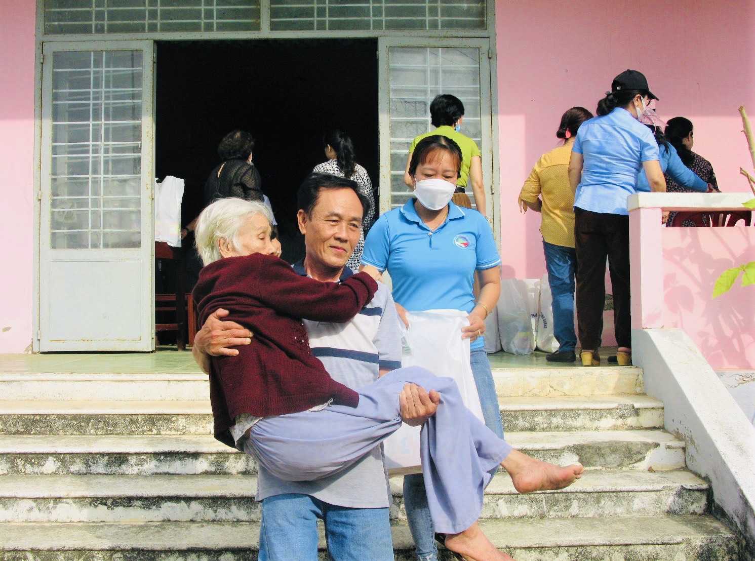Trong ảnh l&amp;agrave; Hội Nữ Doanh nghiệp B&amp;igrave;nh Dương tặng qu&amp;agrave; cho người d&amp;acirc;n x&amp;atilde; An B&amp;igrave;nh T&amp;acirc;y, huyện Ba Tri