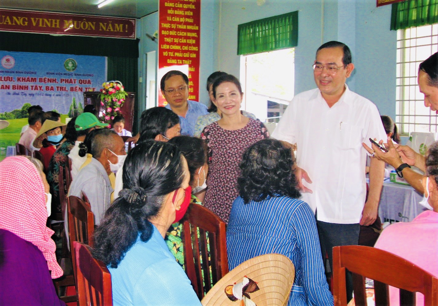Trong ảnh l&amp;agrave; Đại diện l&amp;atilde;nh đạo địa phương c&amp;ugrave;ng Đo&amp;agrave;n từ thiện ở B&amp;igrave;nh Dương thăm hỏi sức khỏe của người d&amp;acirc;n x&amp;atilde; An B&amp;igrave;nh T&amp;acirc;y, huyện Ba Tri