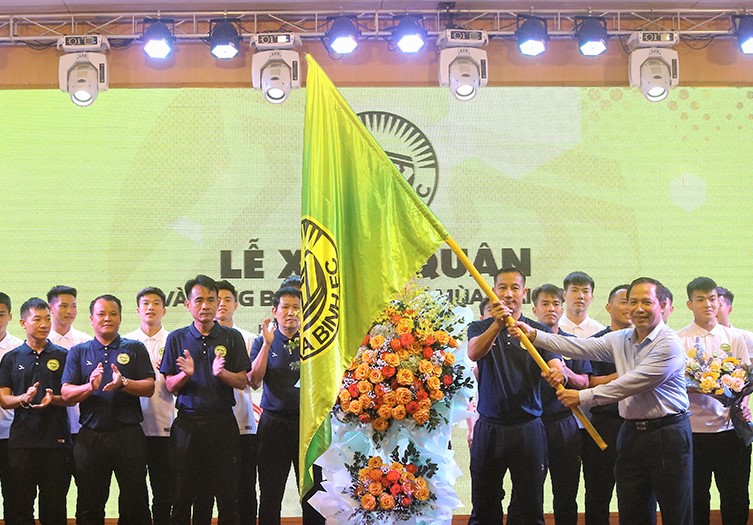 Ph&amp;oacute; Chủ tịch UBND, Chủ tịch Li&amp;ecirc;n đo&amp;agrave;n B&amp;oacute;ng đ&amp;aacute; tỉnh H&amp;ograve;a B&amp;igrave;nh Nguyễn Văn To&amp;agrave;n trao cờ cho H&amp;ograve;a B&amp;igrave;nh FC.