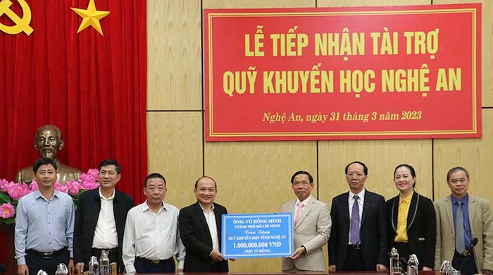 &amp;Ocirc;ng V&amp;otilde; Hồng Minh &amp;ndash; Tổng Gi&amp;aacute;m đốc C&amp;ocirc;ng ty Cổ phần Đức Minh Hải tại TP. Hồ Ch&amp;iacute; Minh trao ủng hộ Quỹ Khuyến học tỉnh Nghệ An 01 tỷ đồng