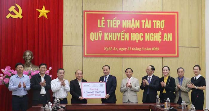 &amp;Ocirc;ng Nguyễn Văn Th&amp;agrave;nh &amp;ndash; Đại diện Tập đo&amp;agrave;n TH trao  01 tỷ đồng ủng hộ cho Quỹ Khuyến học tỉnh Nghệ An