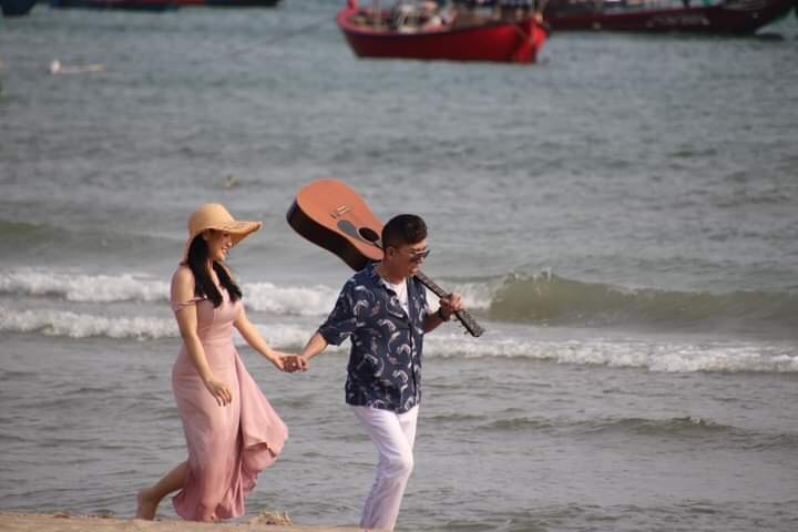 Long Nhật c&amp;ugrave;ng học tr&amp;ograve; So So trong phim nhạc Đ&amp;agrave; Nẵng chiều nắng lạ tại biễn Mỹ Kh&amp;ecirc; Đ&amp;agrave; Nẵng