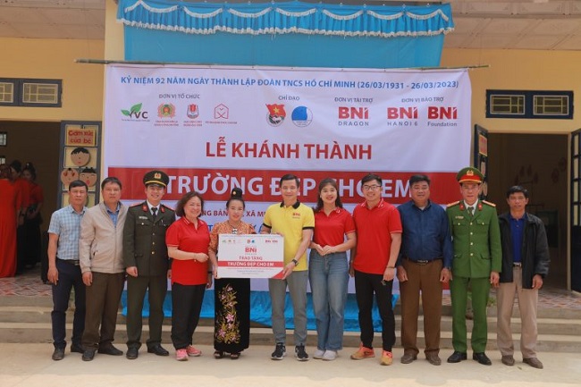 &amp;Ocirc;ng B&amp;ugrave;i Xu&amp;acirc;n Hải &amp;ndash; Chủ tịch nhiệm kỳ 17 của BNI Dragon đại diện trao tặng điểm trường c&amp;ugrave;ng c&amp;ocirc; hiệu trưởng