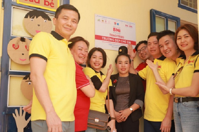 Chủ tịch c&amp;aacute;c nhiệm kỳ của BNI Dragon c&amp;ugrave;ng c&amp;ocirc; gi&amp;aacute;o hiệu trưởng H&amp;agrave; Thị Thoa trong buổi lễ kh&amp;aacute;nh th&amp;agrave;nh trường.