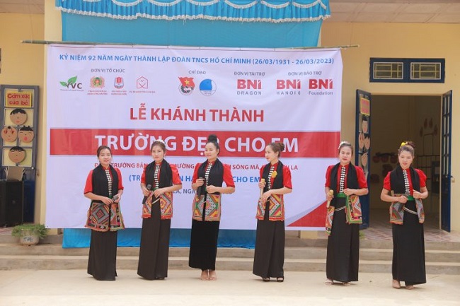 Giao lưu văn nghệ của c&amp;aacute;c c&amp;ocirc; gi&amp;aacute;o v&amp;agrave; học sinh trong buổi kh&amp;aacute;nh th&amp;agrave;nh điểm trường