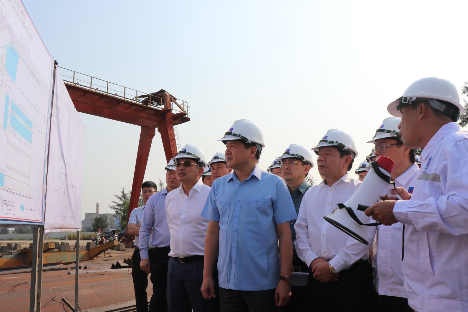 Ph&amp;oacute; Thủ tướng L&amp;ecirc; Minh Kh&amp;aacute;i khảo s&amp;aacute;t tr&amp;ecirc;n c&amp;ocirc;ng trường C&amp;ocirc;ng ty C&amp;ocirc;ng nghiệp t&amp;agrave;u thủy Dung Quất