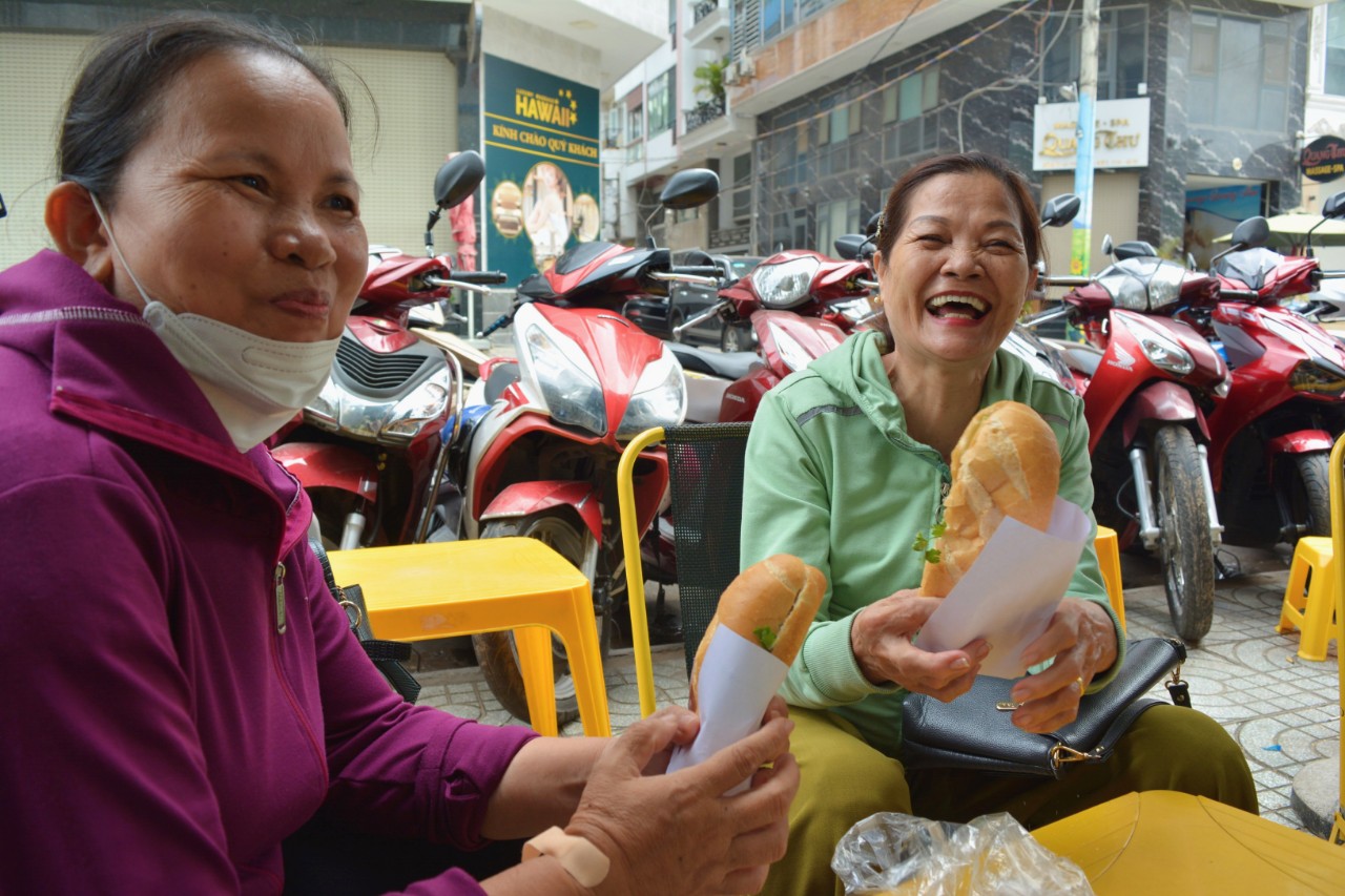 C&amp;ocirc;  Nguyễn Thị Mộng Xu&amp;acirc;n - 64 tuổi  qu&amp;ecirc;  H&amp;oacute;c  M&amp;ocirc;n  trong  l&amp;uacute;c  chờ  kh&amp;aacute;m  bệnh.
