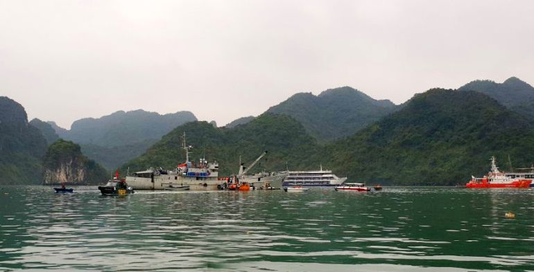Lực lượng cứu hộ đang tập trung tại vị tr&amp;iacute; m&amp;aacute;y bay rơi tr&amp;ecirc;n vịnh Tr&amp;agrave; B&amp;aacute;u