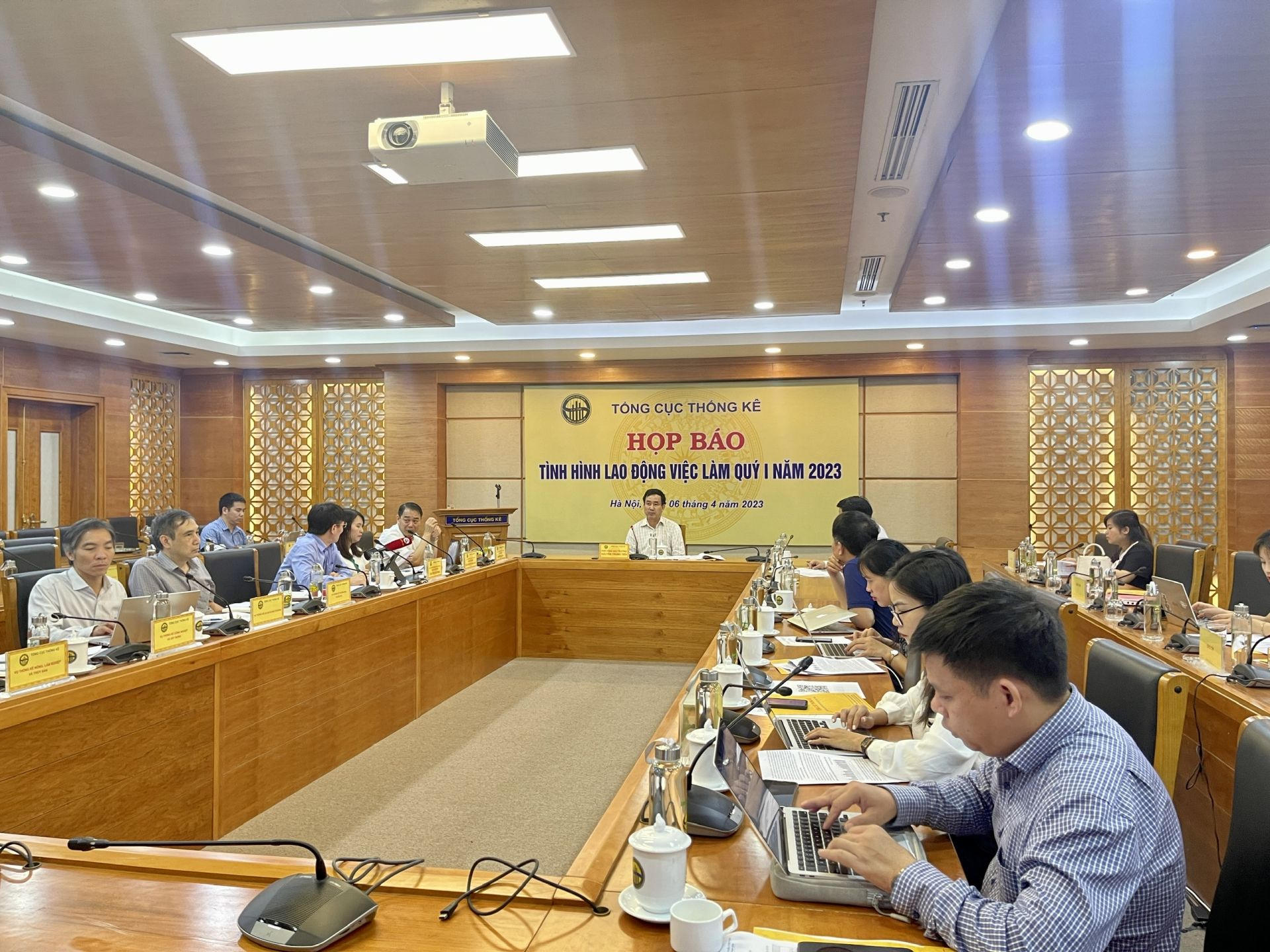 To&amp;agrave;n cảnh buổi Họp b&amp;aacute;o do Ph&amp;oacute; Tổng cục trưởng Tổng cục Thống k&amp;ecirc; - chủ tr&amp;igrave;