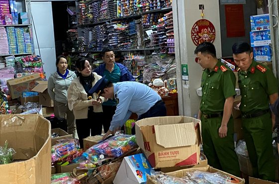 Đội QLTT số 11 - Cục QLTT tỉnh Nghệ An phối hợp c&amp;ugrave;ng Đội Cảnh s&amp;aacute;t Kinh tế - C&amp;ocirc;ng an TP. Vinh tiến h&amp;agrave;nh kiểm tra hộ kinh doanh Nguyễn Thị Th&amp;uacute;y tại địa chỉ số 10, đường Phạm Nguyễn Du, phường Hồng Sơn, TP. Vinh
