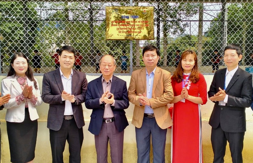 Đại diện Quỹ Cộng đồng ph&amp;ograve;ng, chống thi&amp;ecirc;n tai Việt Nam v&amp;agrave; l&amp;atilde;nh đạo Đ&amp;agrave; Bắc dự lễ kh&amp;aacute;nh th&amp;agrave;nh c&amp;ocirc;ng tr&amp;igrave;nh bể bơi an to&amp;agrave;n, ph&amp;ograve;ng chống đuối nước.