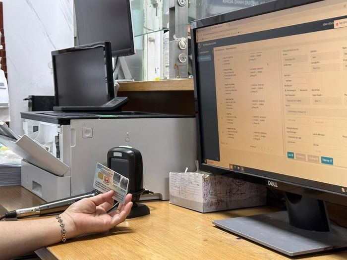 Chỉ cần đặt căn cước c&amp;ocirc;ng d&amp;acirc;n tại m&amp;aacute;y qu&amp;eacute;t QR Code, th&amp;ocirc;ng tin lưu tr&amp;uacute; sẽ hiện tr&amp;ecirc;n m&amp;agrave;n h&amp;igrave;nh.