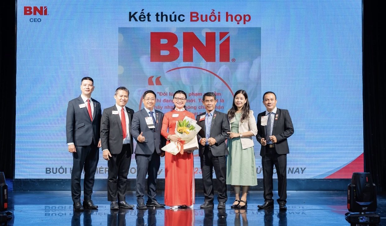 Ban điều h&amp;agrave;nh tặng hoa cảm ơn b&amp;agrave; C&amp;ocirc;ng Huyền T&amp;ocirc;n Nữ Quỳnh Trang - GĐ điều h&amp;agrave;nh BNI HCM đ&amp;atilde; đến tham dự