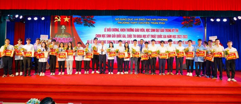 Hải Ph&amp;ograve;ng chi h&amp;agrave;ng tỷ đồng khen thưởng học sinh đạt giải trong c&amp;aacute;c kỳ thi học sinh giỏi quốc gia.