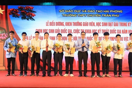 9 học sinh được chọn tham dự k&amp;igrave; thi chọn đội tuyển quốc gia dự thi Olympic quốc tế v&amp;agrave; khu vực