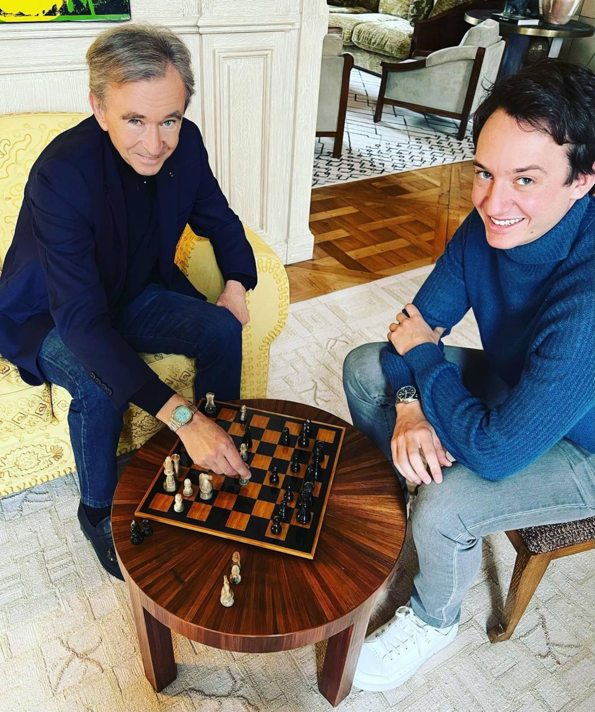 Bernard Arnault, CEO của LVMH, c&amp;ugrave;ng con trai Fr&amp;eacute;d&amp;eacute;ric, CEO của Tag Heuer. Ảnh: @frederic.arnault/Instagram