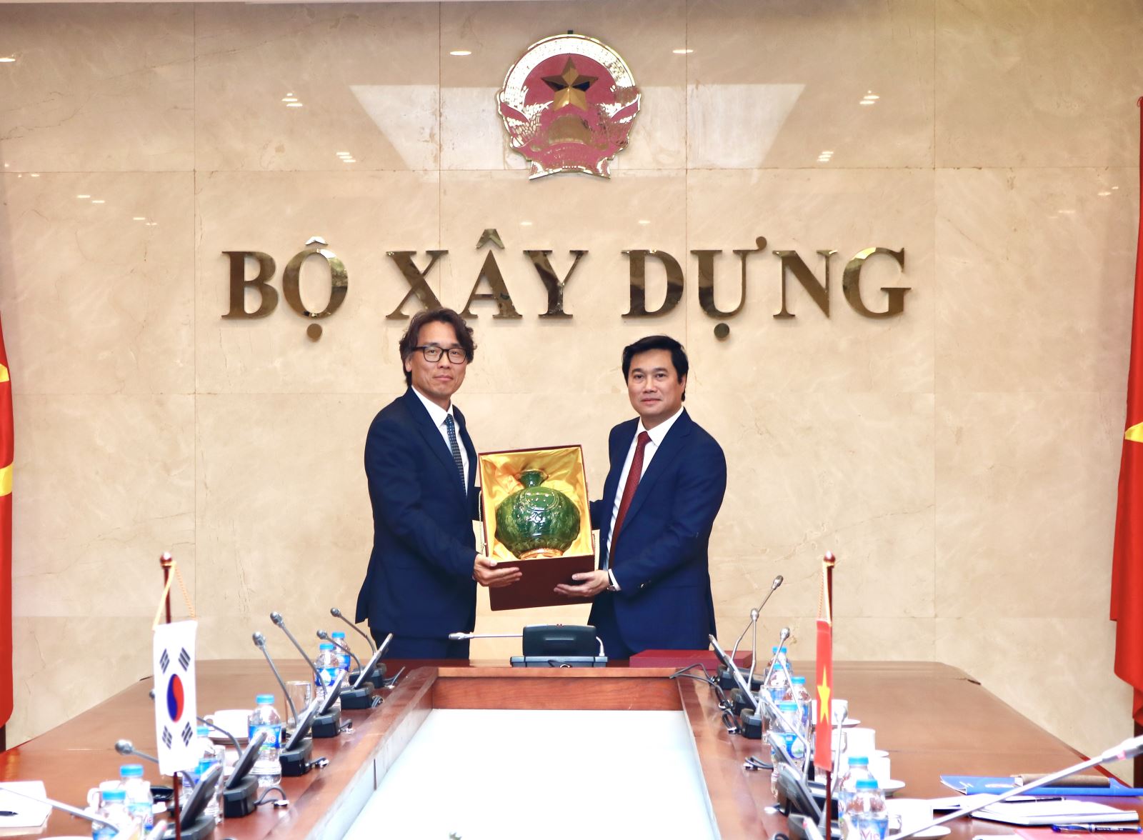 Thứ trưởng Nguyễn Tường Văn tặng qu&amp;agrave; lưu niệm cho Thứ trưởng Kum HanSeung