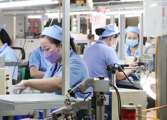 C&amp;ocirc;ng ty TNHH Sankoh Việt Nam (Khu c&amp;ocirc;ng nghiệp Bờ tr&amp;aacute;i s&amp;ocirc;ng Đ&amp;agrave; - TP H&amp;ograve;a B&amp;igrave;nh) gia c&amp;ocirc;ng linh kiện điện tử phục vụ xuất khẩu.