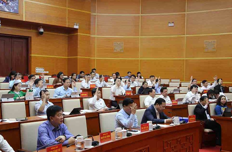 C&amp;aacute;c đại biểu biểu HĐND tỉnh H&amp;ograve;a B&amp;igrave;nh quyết th&amp;ocirc;ng qua c&amp;aacute;c nghị quyết tại kỳ họp.