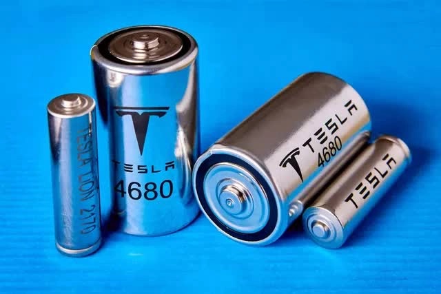 c&amp;oacute; chi ph&amp;iacute; sản xuất rẻ hơn so với c&amp;aacute;c phi&amp;ecirc;n bản pin trước đ&amp;acirc;y của Tesla