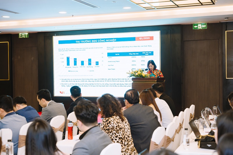 C&amp;aacute;c diễn giả đang tr&amp;igrave;nh b&amp;agrave;y tại diễn đ&amp;agrave;n