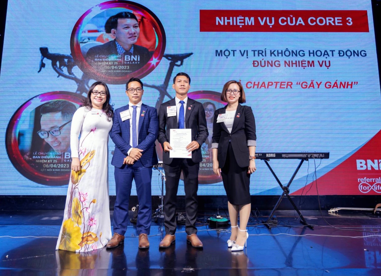 Trao quyết định cho Ban điều h&amp;agrave;nh nhiệm kỳ 25