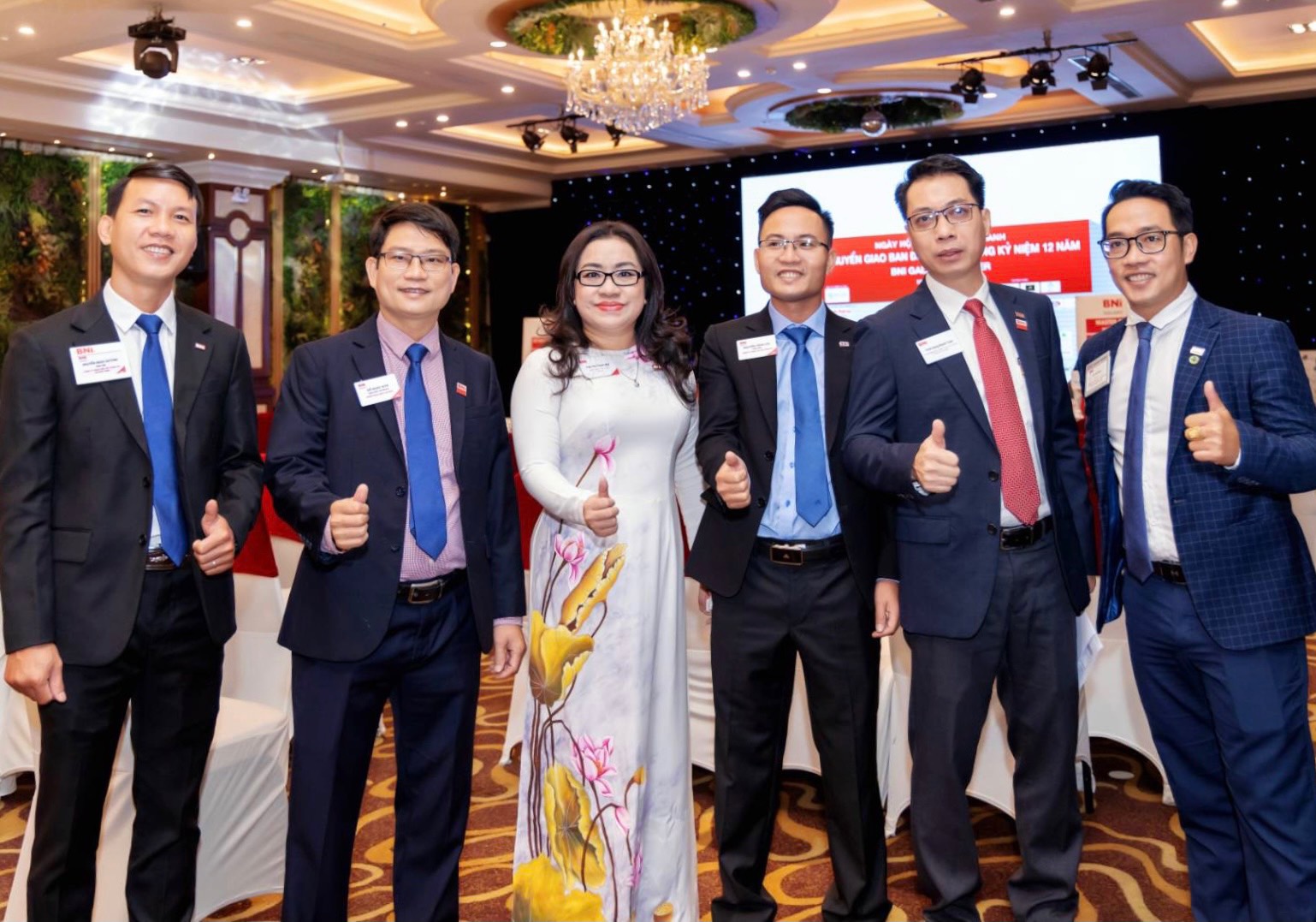 Ban LT cũ v&amp;agrave; mới chụp h&amp;igrave;nh lưu niệm