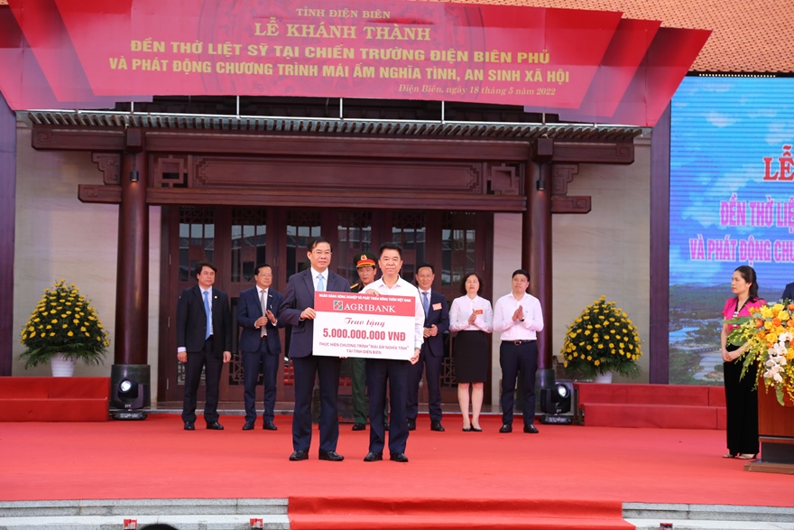 Ảnh minh họa&amp;Ocirc;ng Nguyễn Trung Ki&amp;ecirc;n GĐ Agibank Chi nh&amp;aacute;nh Điện Bi&amp;ecirc;n ủng hộ Chương tr&amp;igrave;nh &amp;ldquo;M&amp;aacute;i ấm nghĩa t&amp;igrave;nh, an sinh x&amp;atilde; hội&amp;rdquo; tỉnh Điện Bi&amp;ecirc;n 5 tỷ đồng (nguồn Agribank)
