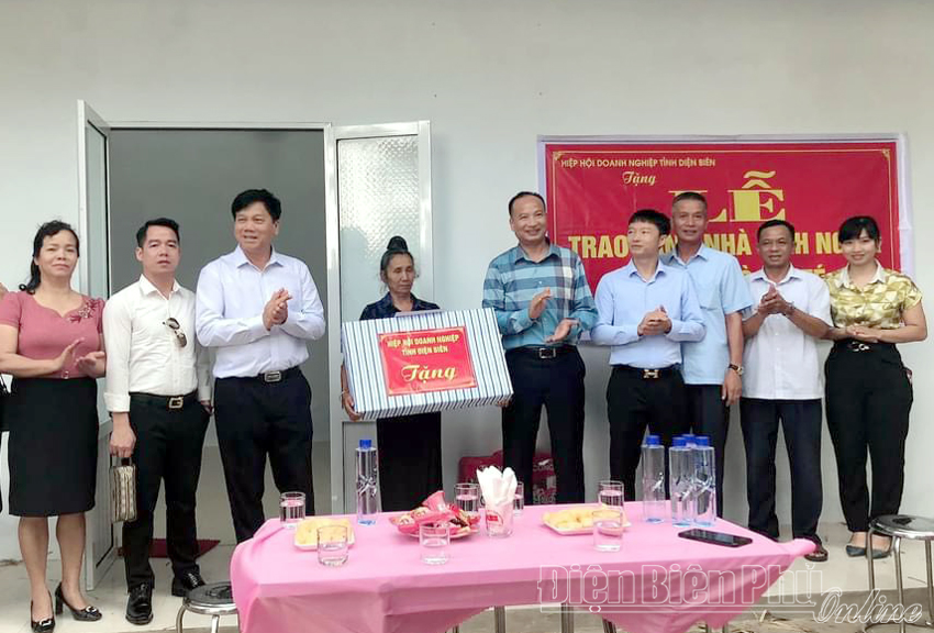 L&amp;atilde;nh đạo Hiệp hội Doanh nghiệp tỉnh Điện Bi&amp;ecirc;n trao nh&amp;agrave; &amp;ldquo;M&amp;aacute;i ấm nghĩa t&amp;igrave;nh&amp;rdquo; cho gia đ&amp;igrave;nh b&amp;agrave; L&amp;ograve; Thị T&amp;eacute;.