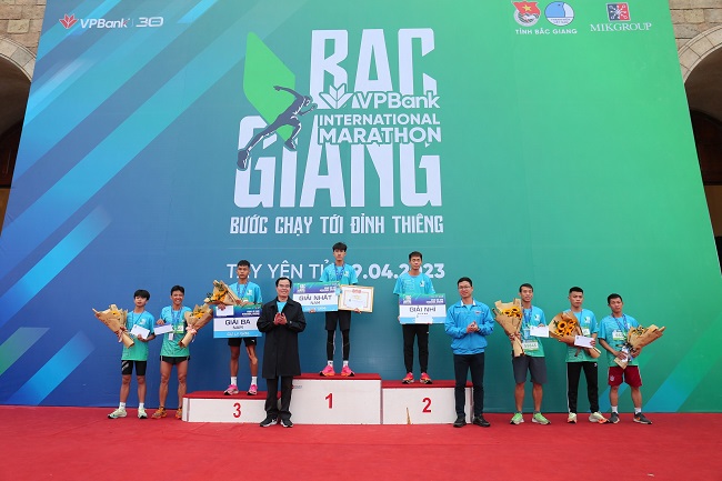 &amp;Ocirc;ng Nguyễn Thanh B&amp;igrave;nh - Chủ tịch C&amp;ocirc;ng đo&amp;agrave;n, Ph&amp;oacute; Tổng gi&amp;aacute;m đốc, Gi&amp;aacute;m đốc khối T&amp;iacute;n dụng VPBank v&amp;agrave; &amp;ocirc;ng Th&amp;acirc;n Trung Ki&amp;ecirc;n, B&amp;iacute; thư Tỉnh đo&amp;agrave;n Bắc Giang trao giải nội dung c&amp;aacute; nh&amp;acirc;n nam cự ly 5km