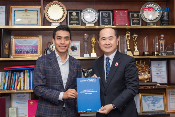 Chủ tịch Hồ Quang Minh trao&amp;nbsp;Chứng nhận tốt nghiệp kh&amp;oacute;a đ&amp;agrave;o tạo Nh&amp;agrave; huấn luyện Doanh nghiệp ActionCOACH cho MC Quốc Kh&amp;aacute;nh trong lễ tốt nghiệp