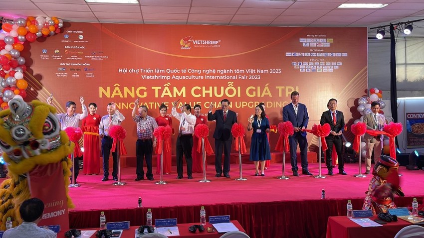 Cắt băng khai mạc Vietshrimp 2023. Ảnh Ch&amp;acirc;u Anh