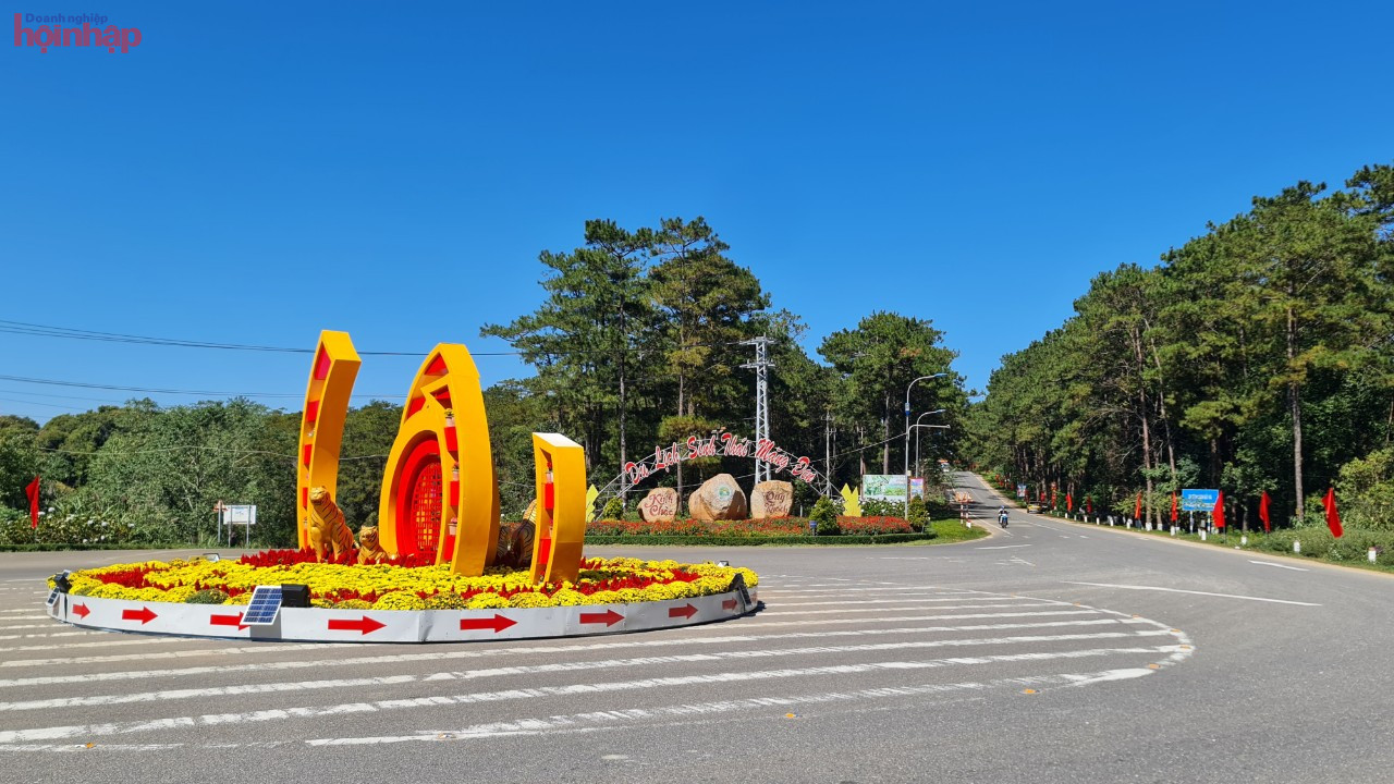 Đ&amp;aacute;ng ch&amp;uacute; &amp;yacute;, dự &amp;aacute;n khu đ&amp;ocirc; thị, tổ hợp dịch vụ, du lịch thuộc ph&amp;acirc;n khu Đ&amp;ocirc;ng Nam, thị trấn Măng Đen quy m&amp;ocirc; 273 ha l&amp;agrave; một trong số những dự &amp;aacute;n được k&amp;ecirc;u gọi với tổng mức đầu tư lớn nhất, 8.000 tỷ đồng