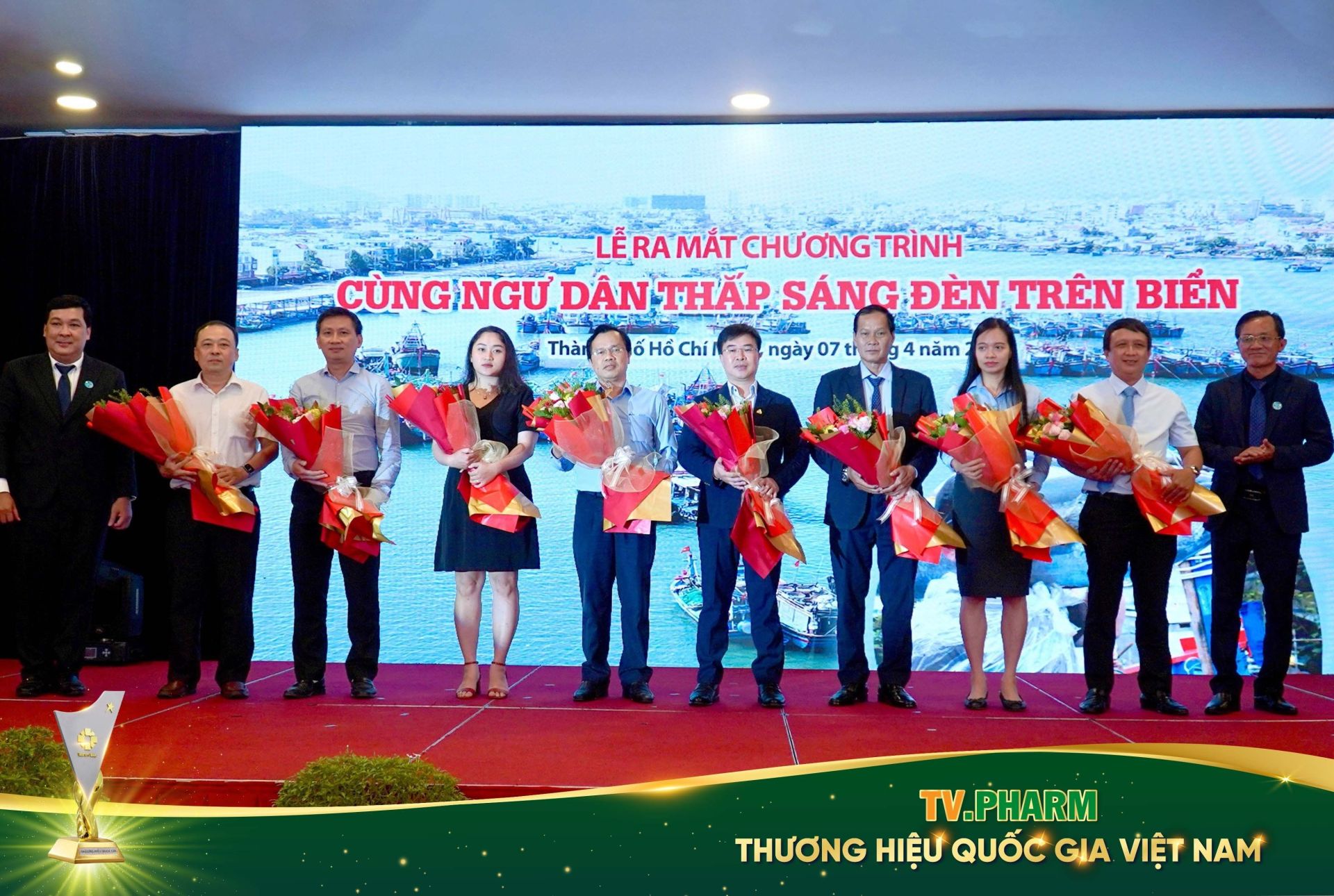 &amp;Ocirc;ng H&amp;agrave; Ngọc Sơn tại buổi lễ ra mắt chương tr&amp;igrave;nh &amp;ldquo;C&amp;ugrave;ng ngư d&amp;acirc;n thắp s&amp;aacute;ng đ&amp;egrave;n tr&amp;ecirc;n biển&amp;rdquo;