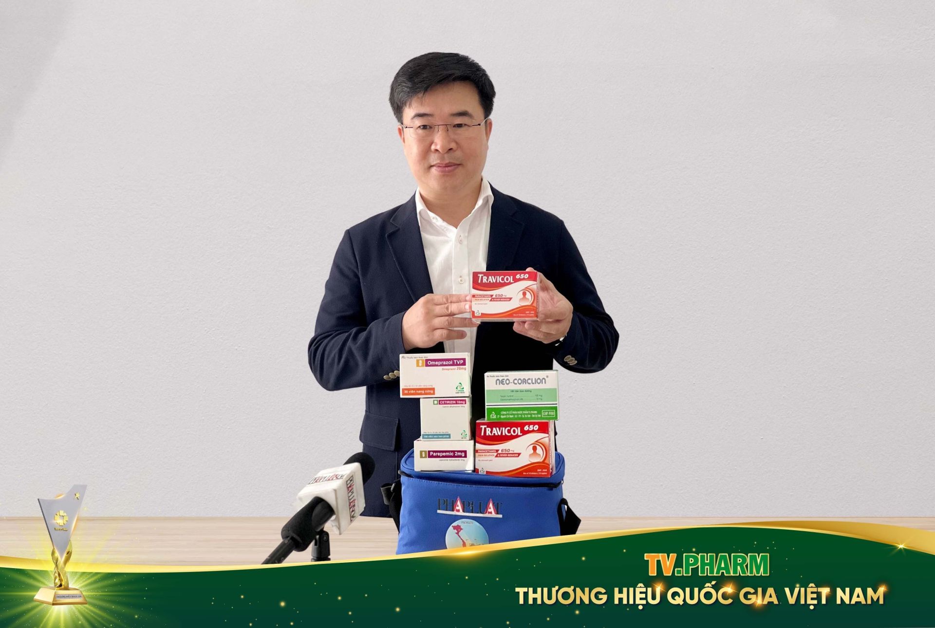 &amp;Ocirc;ng H&amp;agrave; Ngọc Sơn, Chủ tịch Hội đồng quản trị Tập đo&amp;agrave;n AIKYA, Tổng Gi&amp;aacute;m đốc C&amp;ocirc;ng ty Cổ phần Dược phẩm TV.PHARM giới thiệu bộ sản phẩm thuốc thiết yếu d&amp;agrave;nh cho ngư d&amp;acirc;n.
