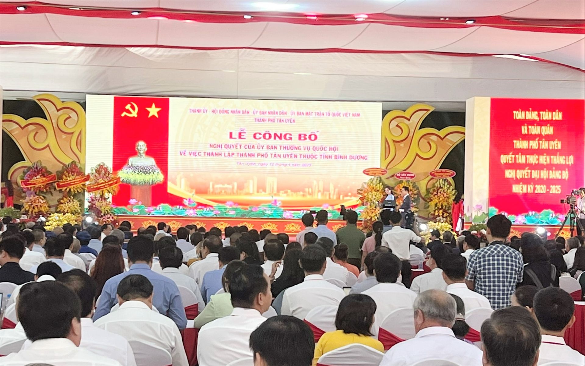 To&amp;agrave;n cảnh Lễ c&amp;ocirc;ng bố Nghị quyết của Ủy ban Thường vụ Quốc hội về việc th&amp;agrave;nh lập th&amp;agrave;nh phố T&amp;acirc;n Uy&amp;ecirc;n