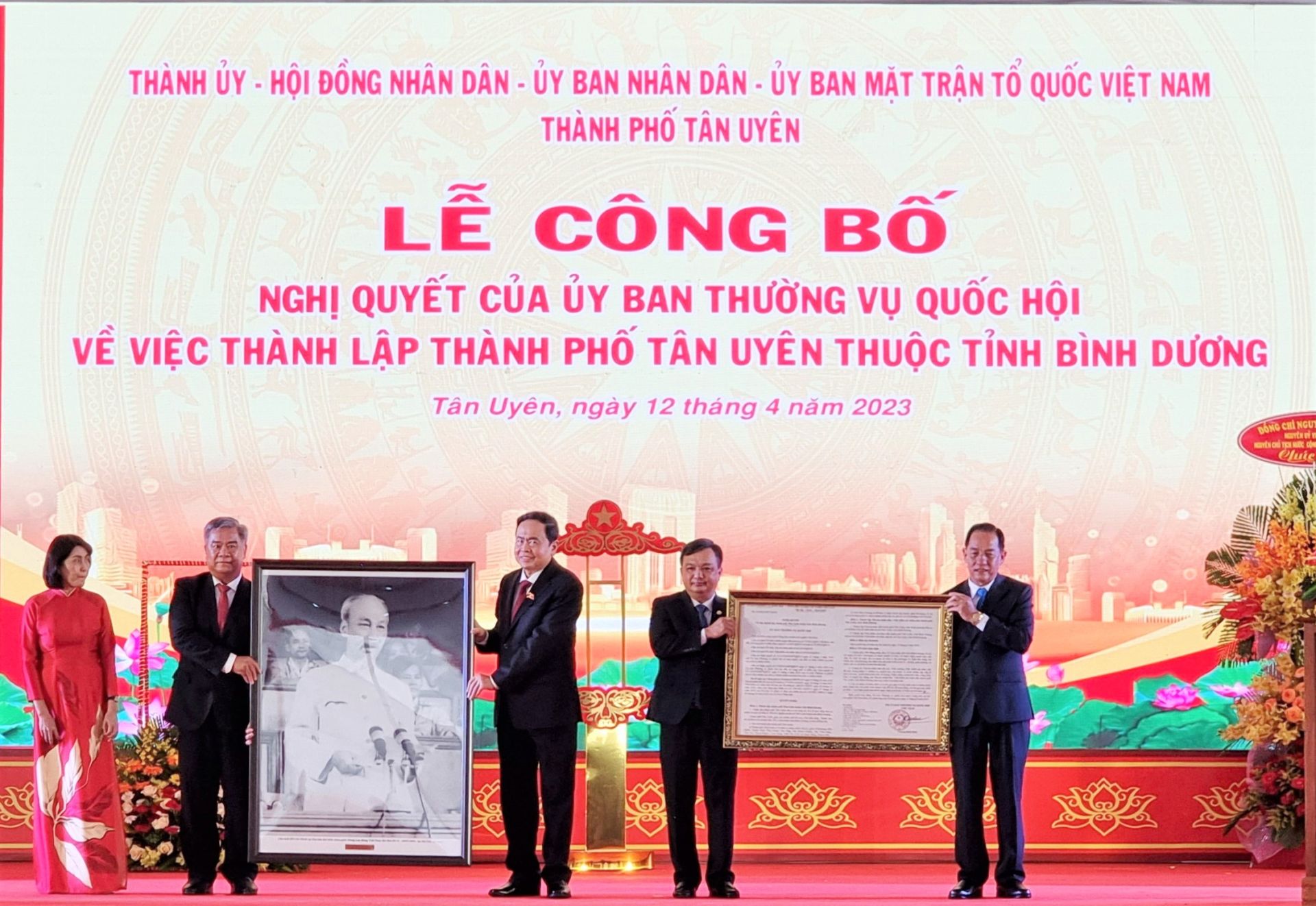 Lễ c&amp;ocirc;ng bố Nghị quyết của Ủy ban Thường vụ Quốc hội về việc th&amp;agrave;nh lập th&amp;agrave;nh phố T&amp;acirc;n Uy&amp;ecirc;n thuộc tỉnh B&amp;igrave;nh Dương